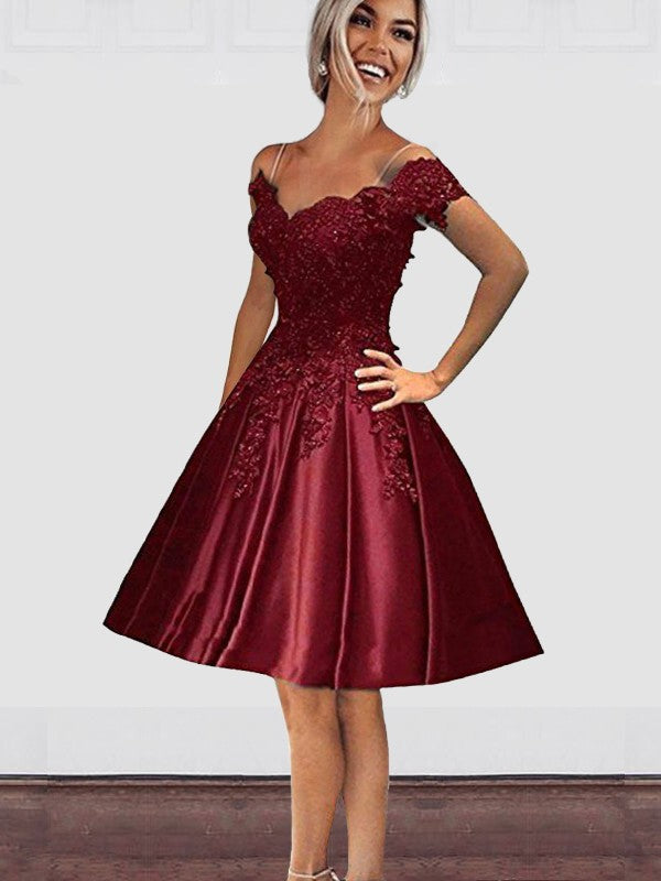Vestidos de satén con corte A, hombros descubiertos, sin mangas y hasta la rodilla con apliques